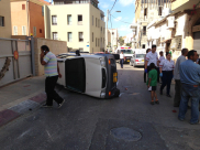 يافا: إصابة شخصين بإنقلاب مركبة في شارع ابن سينا وسط المدينة